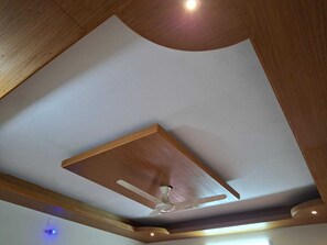 Perhehuone | Oleskelualue | 32–tuumainen LED-televisio, jossa satelliittikanavat