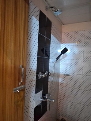 Ilmaiset hygieniatuotteet, tohvelit, pyyhkeet, saippua