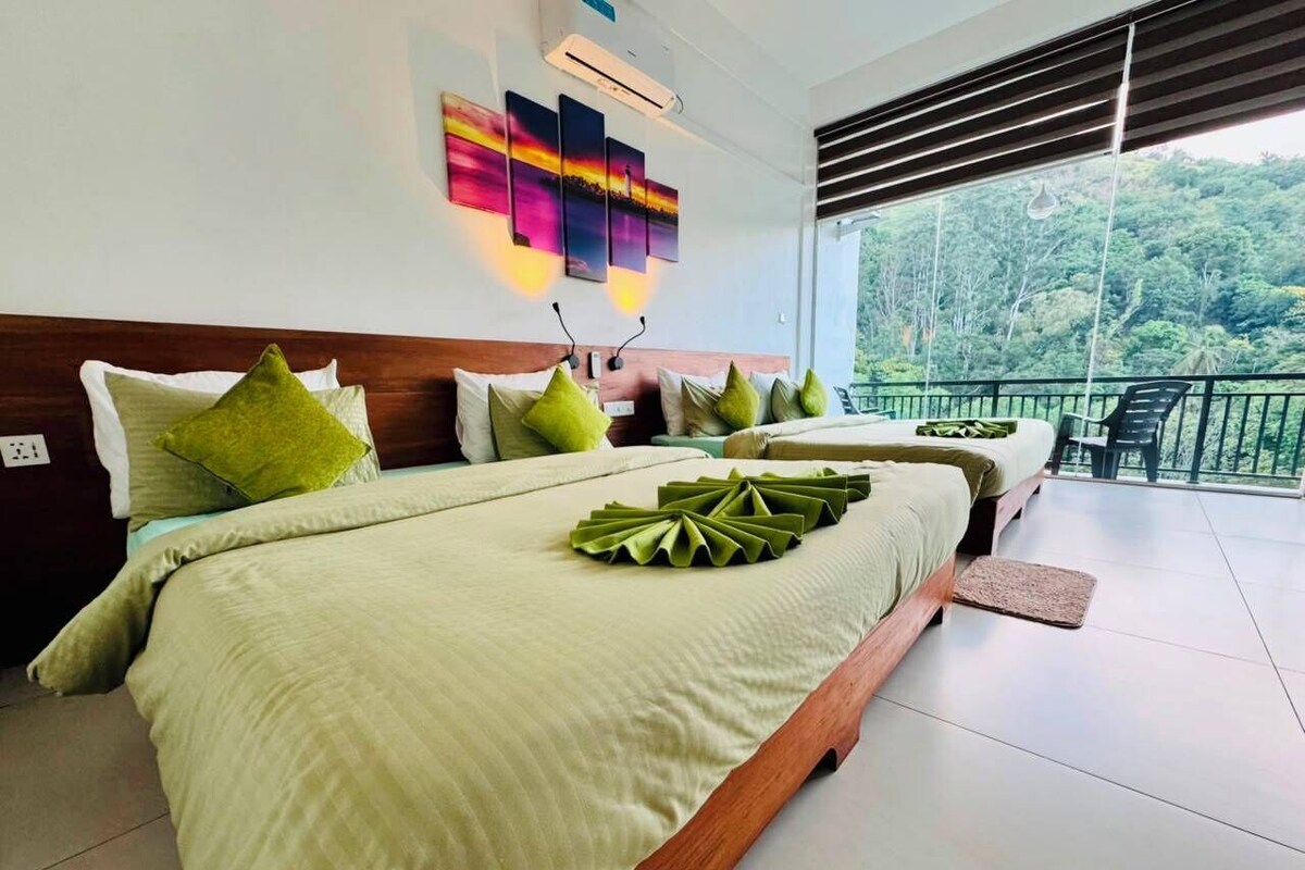 Habitación cuádruple ejecutiva, vista a la montaña | Caja de seguridad en la habitación y escritorio 