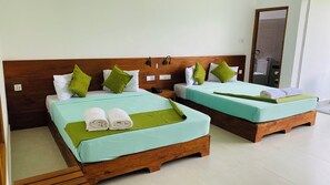 Executive Quadruple Room, Mountain View | Peti besi dalam bilik, meja, ruang kerja komputer riba, Wi-fi percuma 