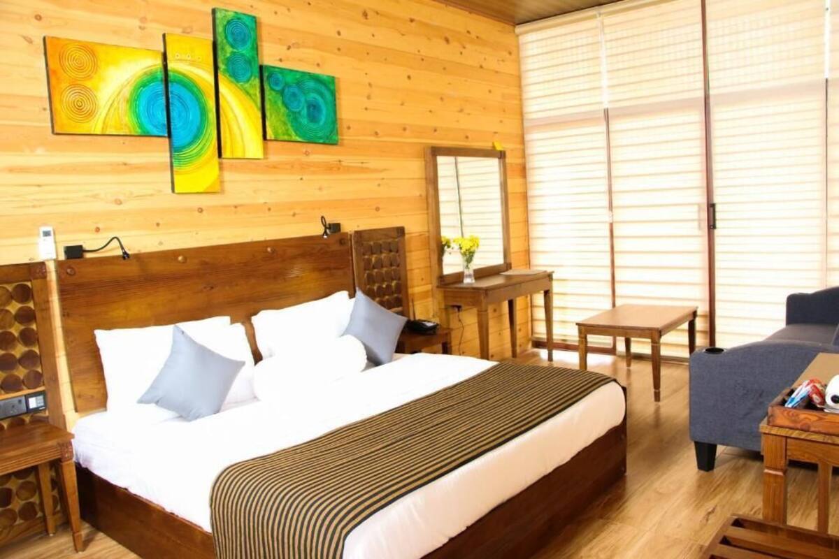 Een houten kamer met een bed, een bureau en een stoel.