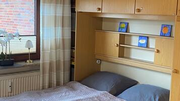 2 bedrooms, travel cot, WiFi, bed sheets