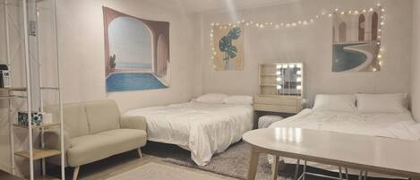 Quad Room (shared kitchen, shared bathroom) | Wifi gratis y ropa de cama