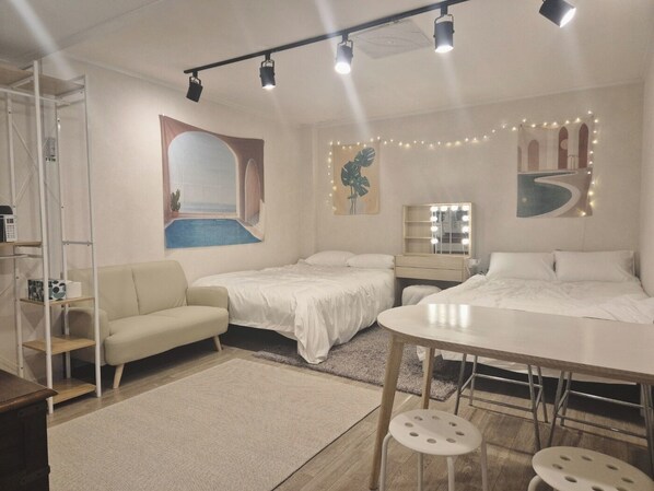 Quad Room (shared kitchen, shared bathroom) | Kostenloses WLAN, Bettwäsche