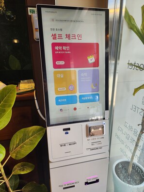 A Samsung Pay station with a digital interface for card payments. - AnOn hostel (Seoul)