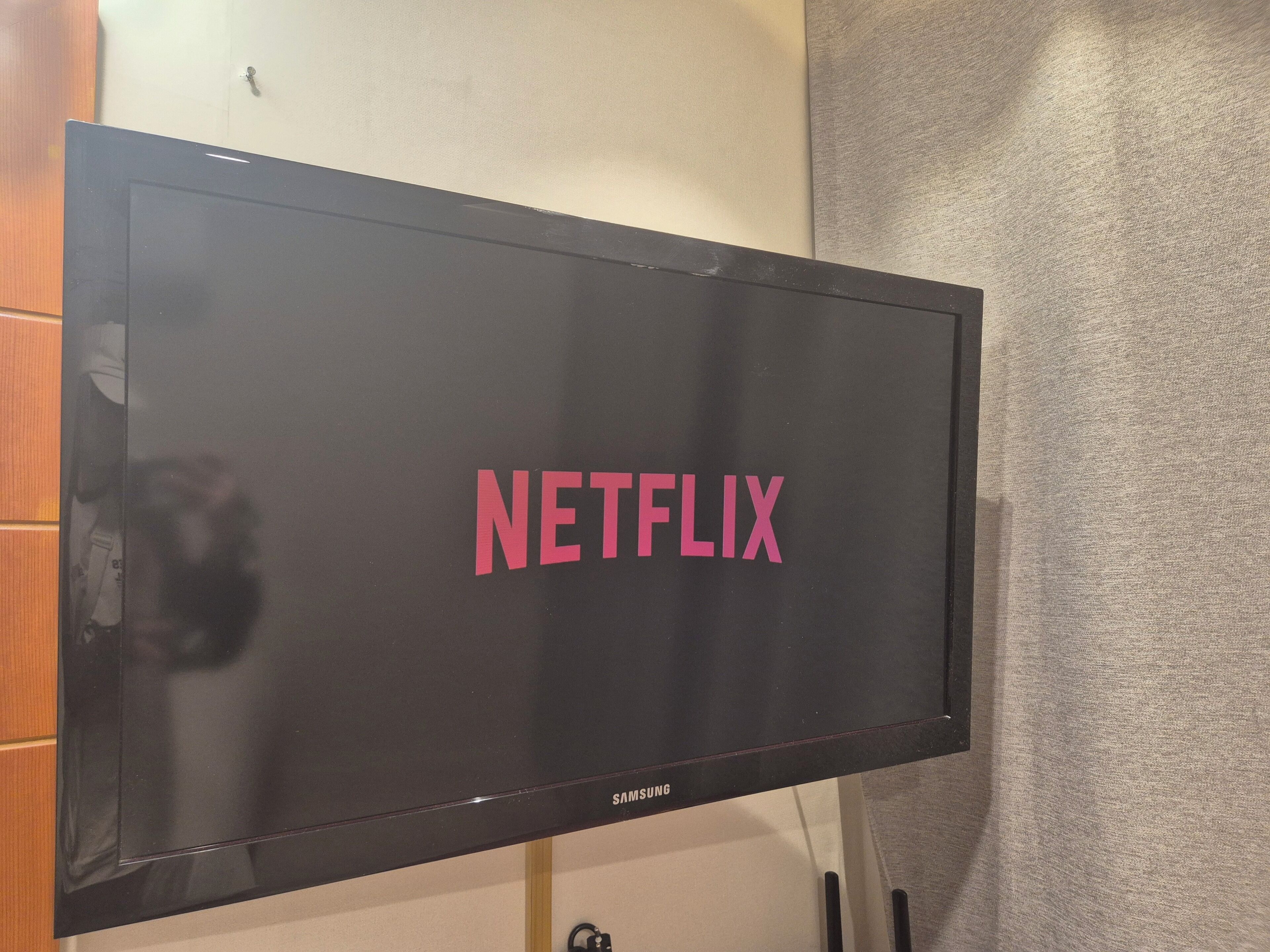 Un televisor de pantalla plana con el logotipo de Netflix visible en la pantalla.