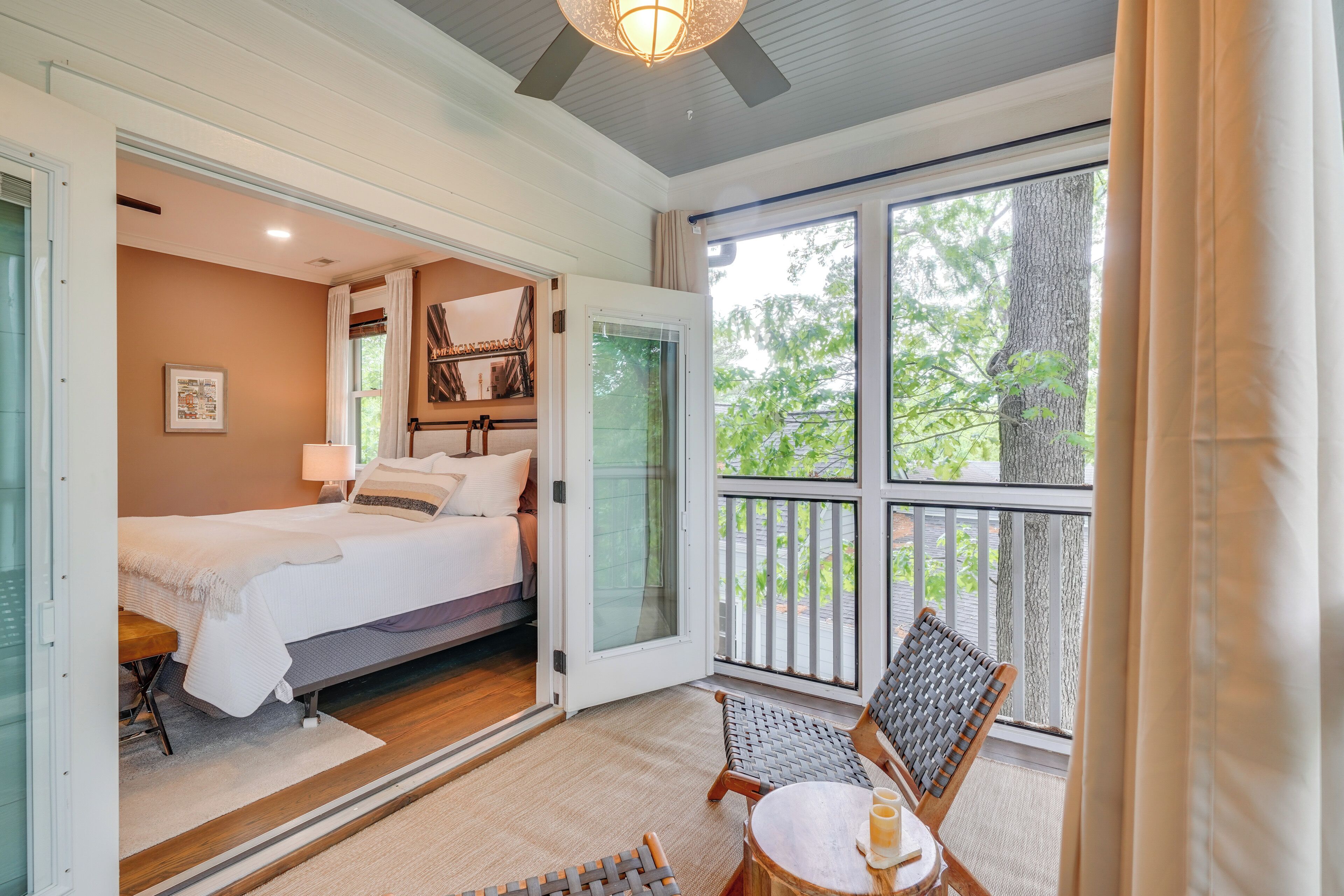 3 bedrooms, desk, travel crib, internet