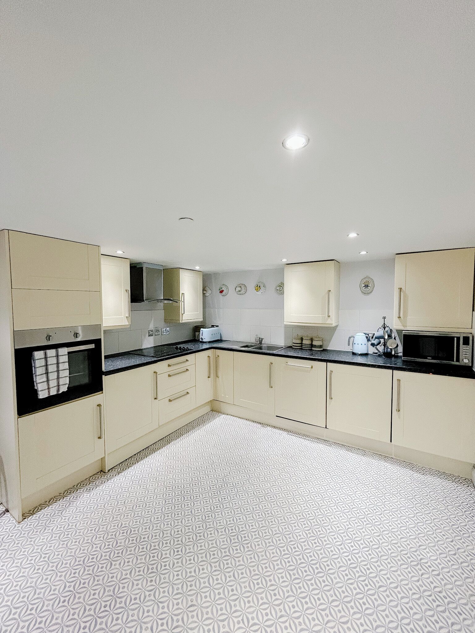 Kjøleskap, mikrobølgeovn, ovn og kokeplater