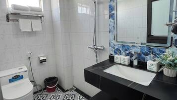 Camera Standard, 1 letto queen, vista città | Bagno | Doccia, soffione a pioggia, set di cortesia firmato, asciugacapelli