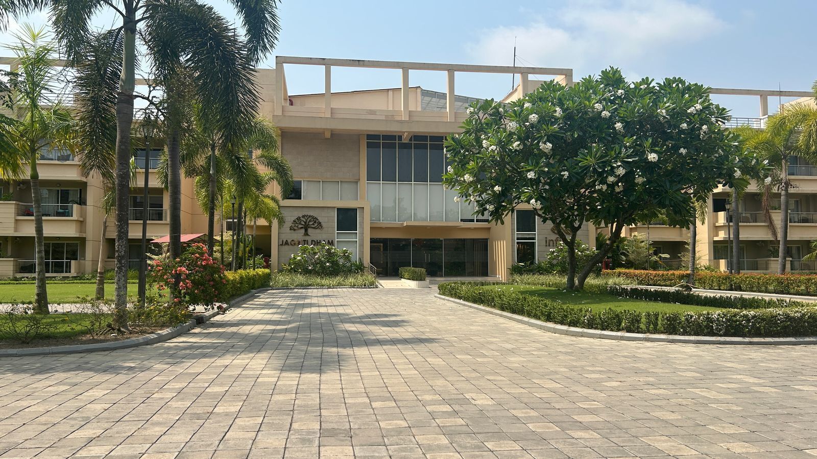 A modern building with a sign reading "JACOTUDHAM".