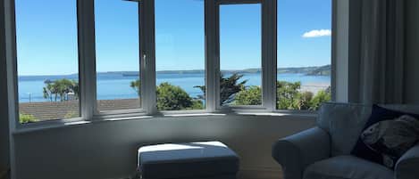 Una habitación con ventanal panorámico con vistas al mar.