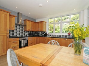 コテージ | 専用キッチン | 食器洗い機、調理器具と食器