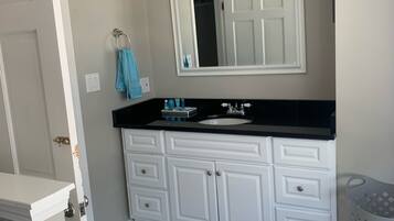 Een haardroger, handdoeken, zeep, shampoo