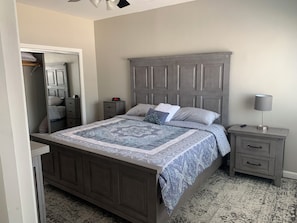 2 habitaciones, escritorio y tabla de planchar con plancha