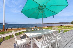 Outdoor dining - Charming waterfront home in Greenbank with direct beach access (Greenbank)