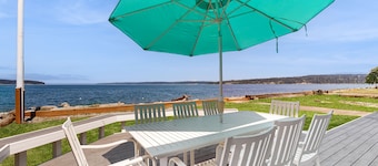 Charming waterfront home in Greenbank with direct beach access