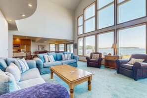 تلفزيون، مدفأة، مشغل دي في دي، كُتُب