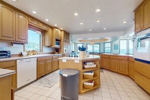 ثلاجة، ميكروويف، فرن، موقد طهي مسطح