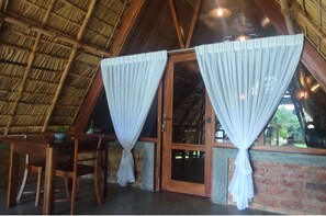 Outdoor dining - Romantic Bamboo Retreat with Lake View - Private & Peaceful Nature Stay (Tangalle)