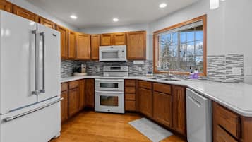 Een koelkast, een magnetron, een oven, een kookplaat