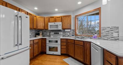 Oak Haven Retreat, Oak Haven Retreat - Charming Green Lake Property