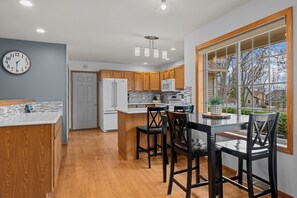 冷蔵庫、電子レンジ、オーブン、コンロ