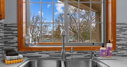 Oak Haven Retreat, Oak Haven Retreat - Charming Green Lake Property