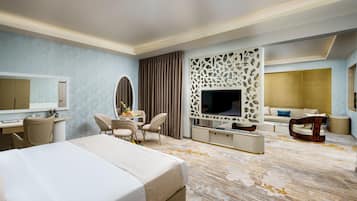 Luxury Suite, Balcony, Garden View | 1 bilik tidur, peti besi dalam bilik, seterika/papan seterika