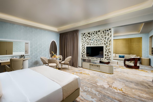 Luxe suite, balkon, uitzicht op tuin | Een kluis op de kamer, een strijkplank/strijkijzer, gratis wifi