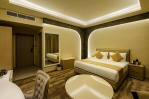 Deluxe kamer, 1 twee- of 2 eenpersoonsbedden, balkon, uitzicht op zwembad | Een kluis op de kamer, een strijkplank/strijkijzer, gratis wifi