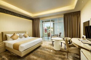 Deluxe kamer, 1 twee- of 2 eenpersoonsbedden, balkon, uitzicht op zwembad | Een kluis op de kamer, een strijkplank/strijkijzer, gratis wifi