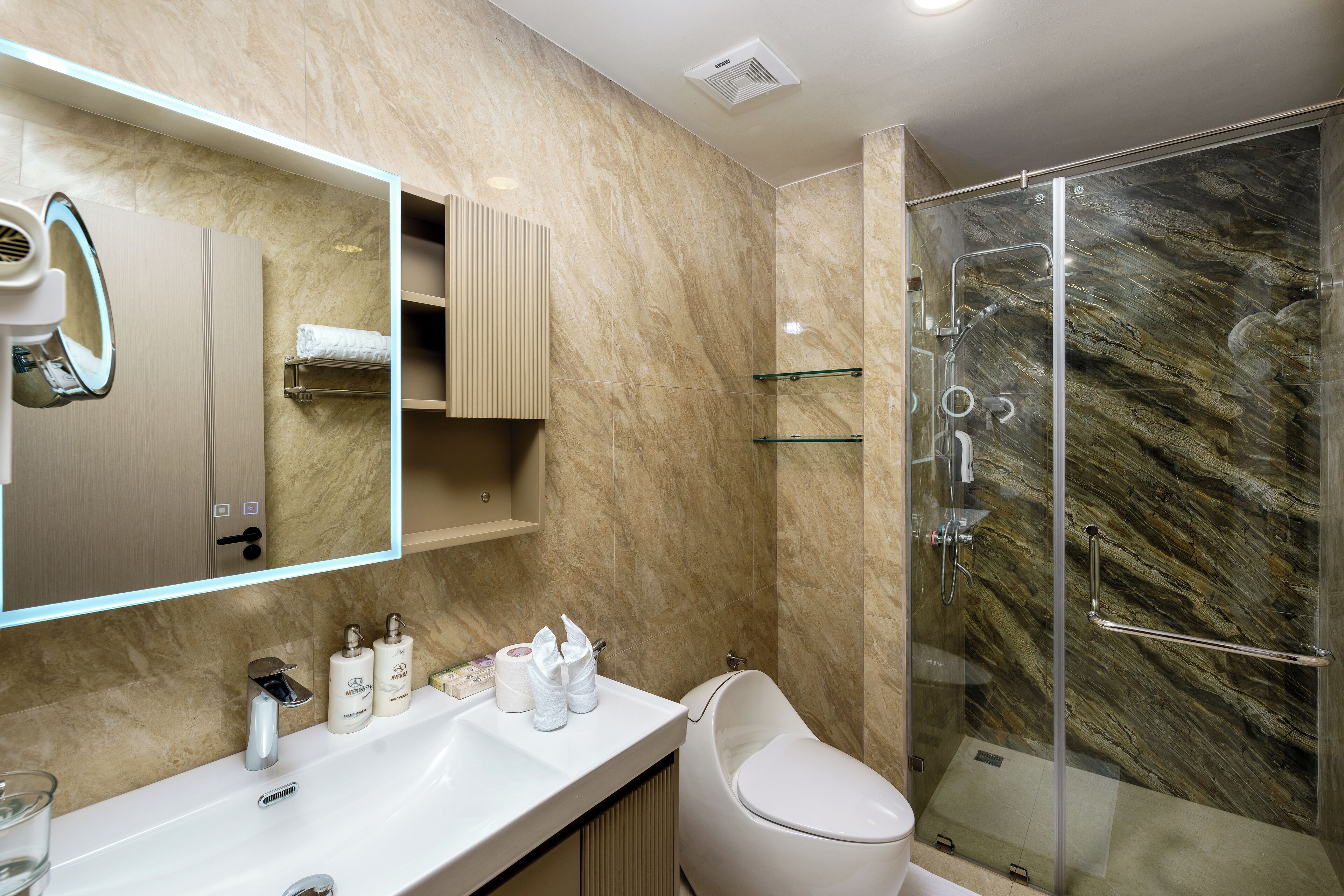 Artículos de tocador gratuitos, jabón, shampoo, papel higiénico