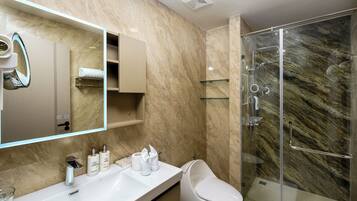 Artículos de tocador gratuitos, jabón, shampoo, papel higiénico