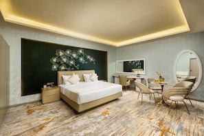 Luxe suite, balkon, uitzicht op tuin | Een kluis op de kamer, een strijkplank/strijkijzer, gratis wifi