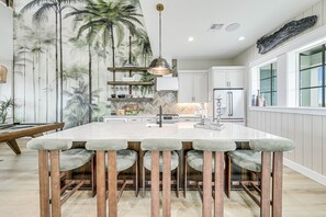 Fridge, microwave, oven, stovetop - Luxurious modern beach home with pool table, on-site pool & golf, steps to beach (Port Aransas)