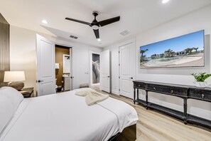 4 bedrooms, iron/ironing board, internet, bed sheets - Luxurious modern beach home with pool table, on-site pool & golf, steps to beach (Port Aransas)