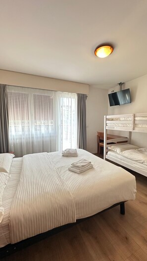 Family Room, City View | Free WiFi - Hôtel du Quai  (Villeneuve)