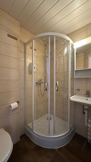 Habitación familiar, vistas a la ciudad | Wifi gratis