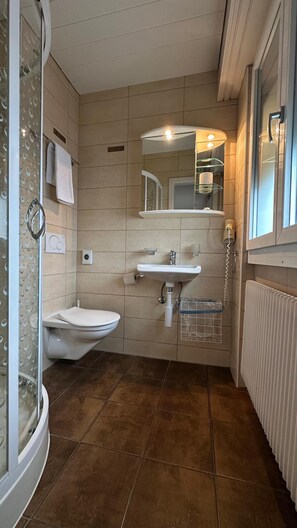 Classic-Dreibettzimmer | Badezimmer