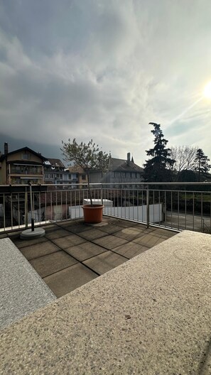 Family Room, City View | Free WiFi - Hôtel du Quai  (Villeneuve)