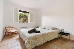 4 bedrooms, iron/ironing board, WiFi, bed sheets
