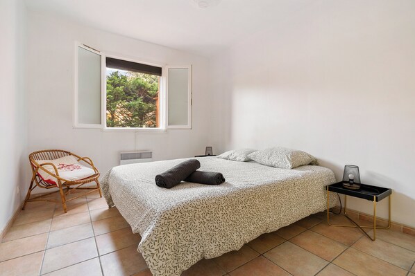 4 bedrooms, iron/ironing board, WiFi, bed sheets