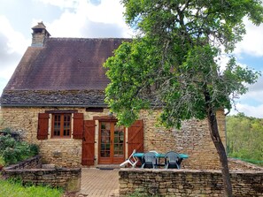 Outdoor dining - Typical Périgord Noir house with private pool (Saint-Geniès)