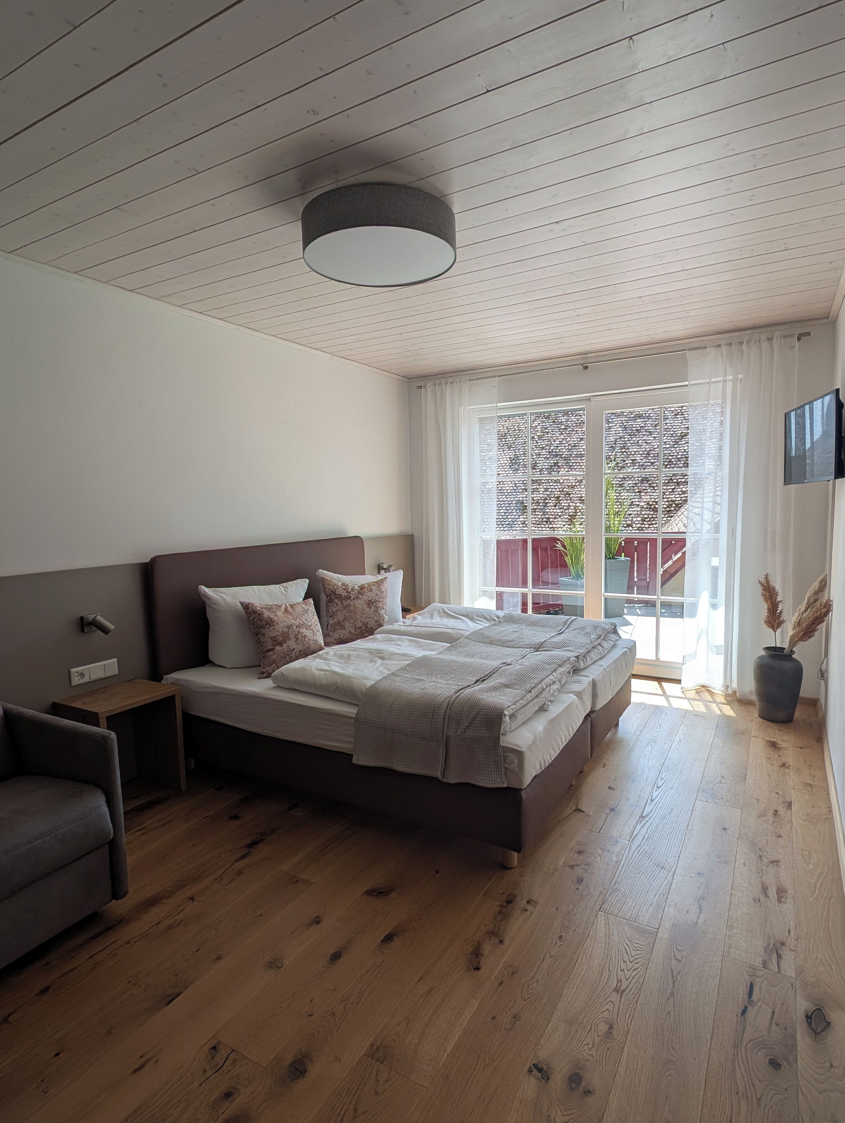 3 habitaciones, tabla de planchar con plancha, wifi y ropa de cama 