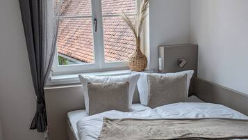 3 habitaciones, tabla de planchar con plancha, wifi y ropa de cama