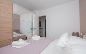 2 bedrooms, iron/ironing board, free WiFi, bed sheets