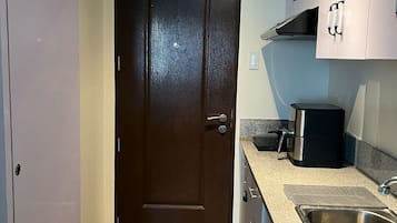 Refrigerador, placa de cocina, tetera/pava eléctrica