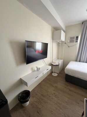 1 slaapkamer, een kluis op de kamer, een bureau