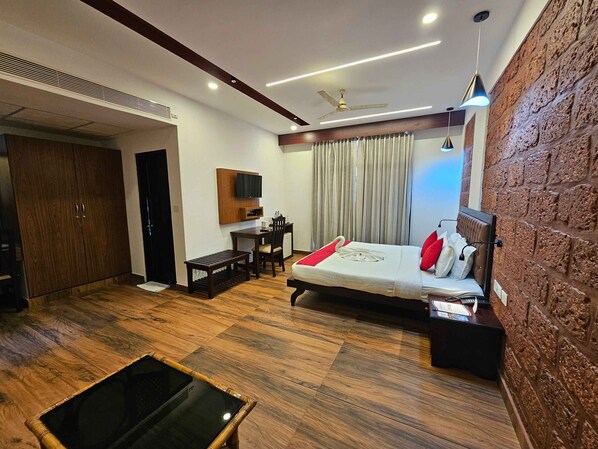 Standard Double Room | In-room safe, soundproofing, iron/ironing board, free WiFi - nirmallyam residency hotel pvt.ltd (Ponnani)