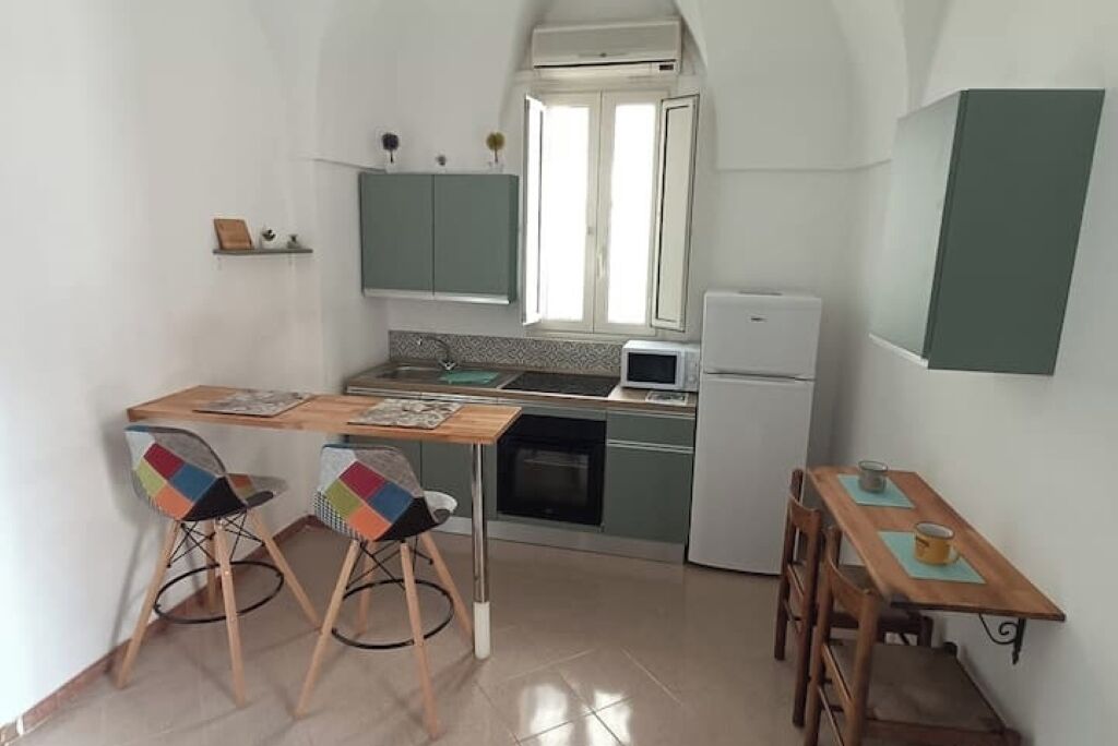 Kühlschrank, Mikrowelle, Wasserkocher mit Kaffee-/Teezubehör